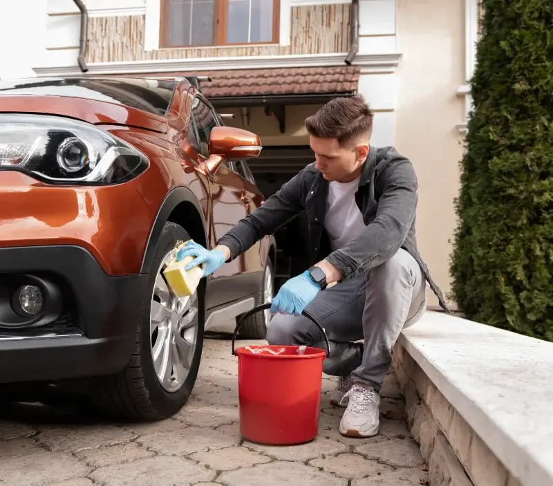 Lavage auto à domicile Saint-Just-Saint-Rambert : professionnel intervenant sur un véhicule
